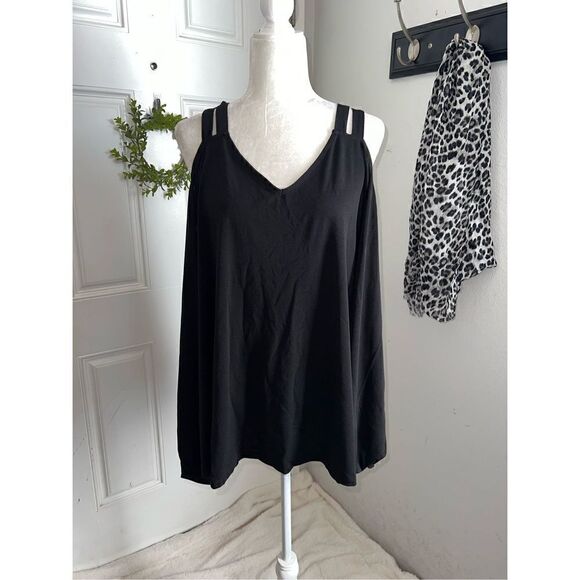 Torrid Knit Crepe V-Neck Cold Cutout Cold Shoulder Top (Size 3) - Picture 2 of 5